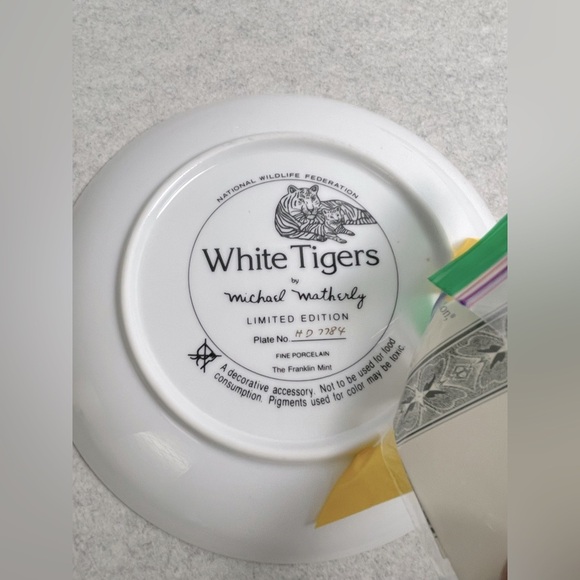 NWT Wildlife Decorative Plate with White Tigers - Picture 5 of 5